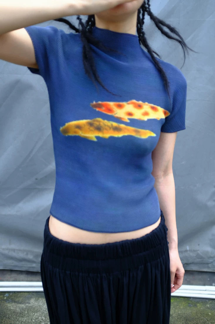 鲤影 (Li Ying) "The Shadow of a Carp" Waffle Pleated Tee