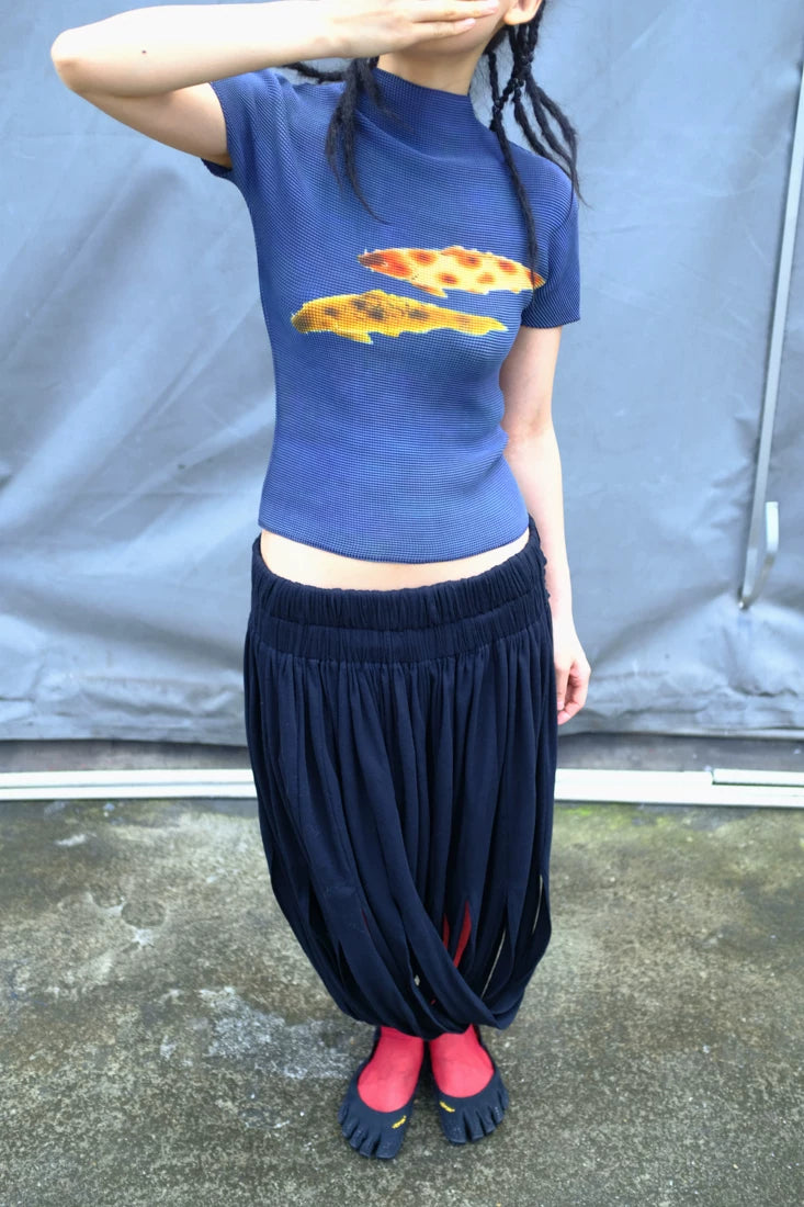 鲤影 (Li Ying) "The Shadow of a Carp" Waffle Pleated Tee