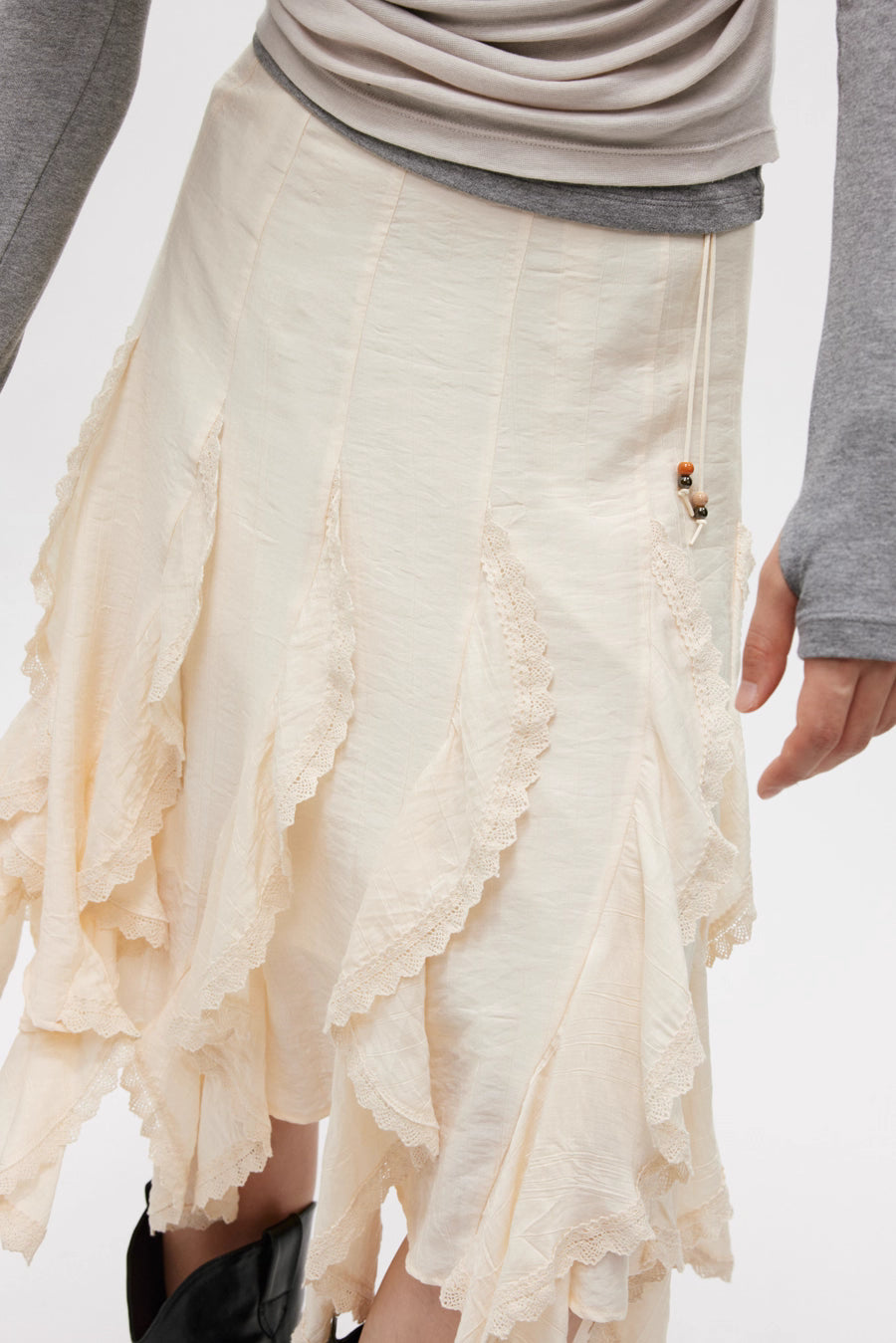 Asymmetric Fluid Flow Skirt