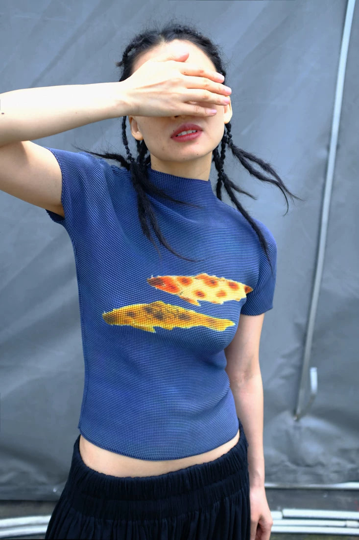 鲤影 (Li Ying) "The Shadow of a Carp" Waffle Pleated Tee