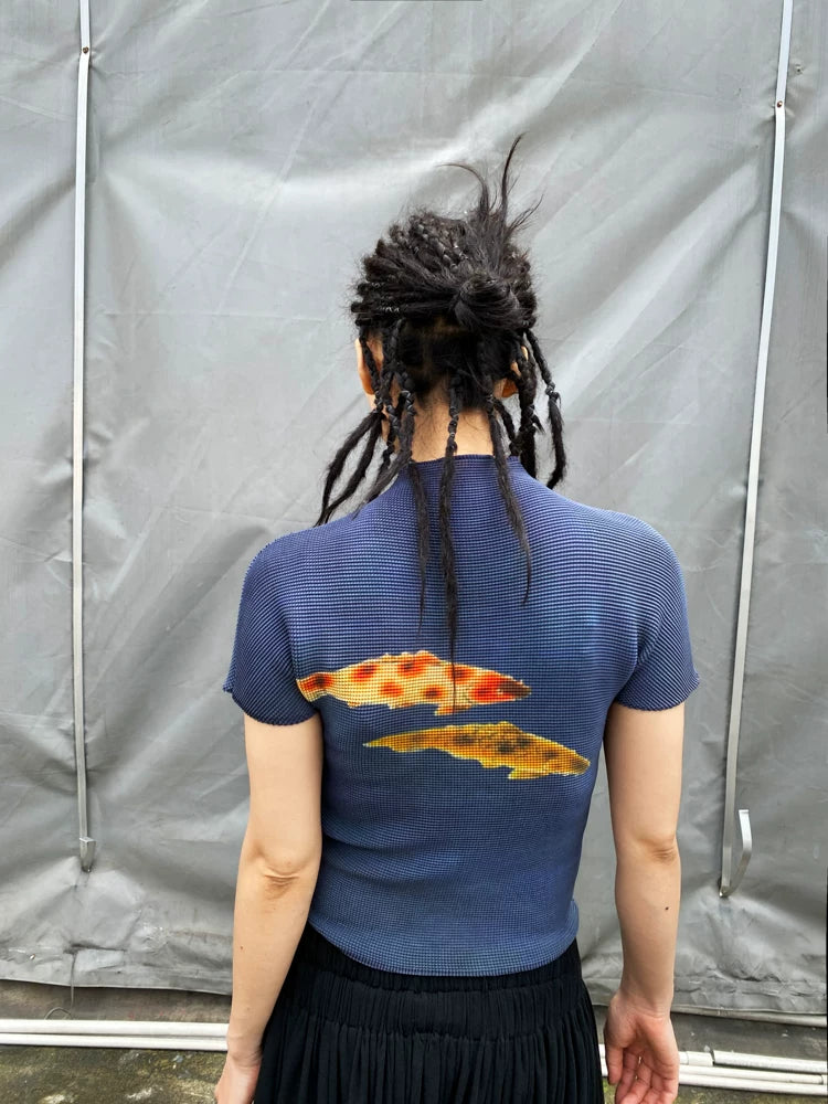 鲤影 (Li Ying) "The Shadow of a Carp" Waffle Pleated Tee