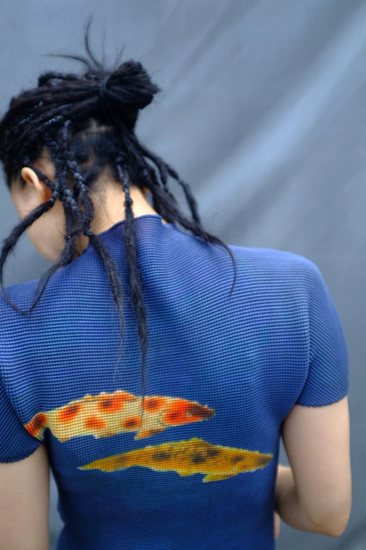 鲤影 (Li Ying) "The Shadow of a Carp" Waffle Pleated Tee