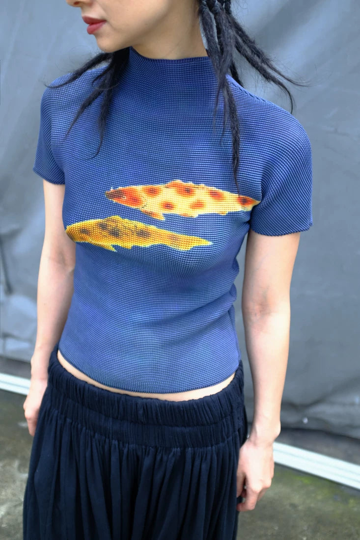 鲤影 (Li Ying) "The Shadow of a Carp" Waffle Pleated Tee