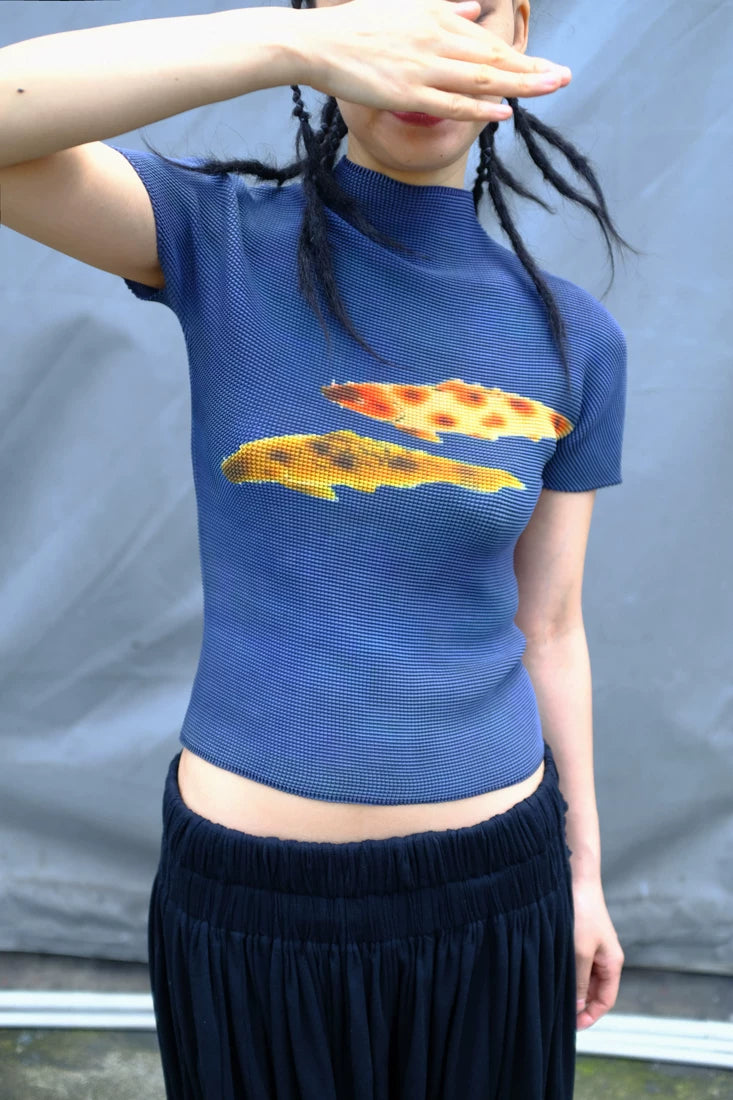 鲤影 (Li Ying) "The Shadow of a Carp" Waffle Pleated Tee