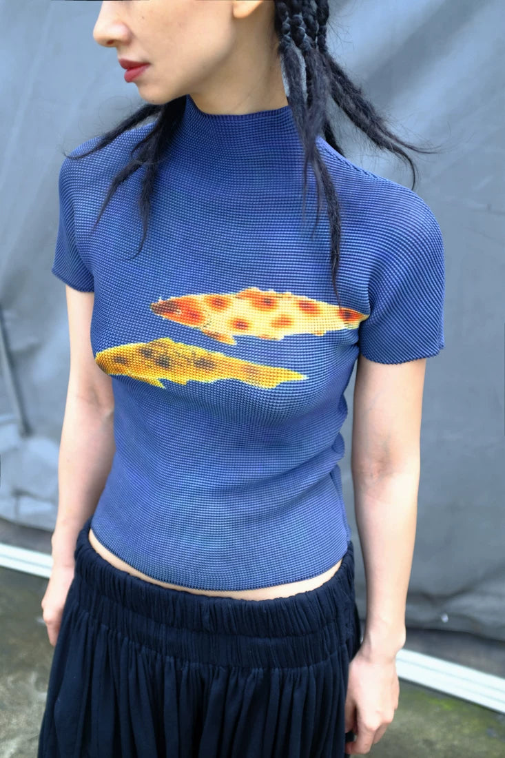 鲤影 (Li Ying) "The Shadow of a Carp" Waffle Pleated Tee
