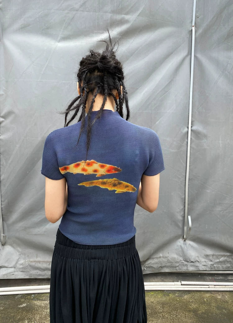 鲤影 (Li Ying) "The Shadow of a Carp" Waffle Pleated Tee