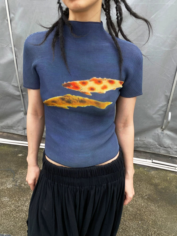 鲤影 (Li Ying) "The Shadow of a Carp" Waffle Pleated Tee