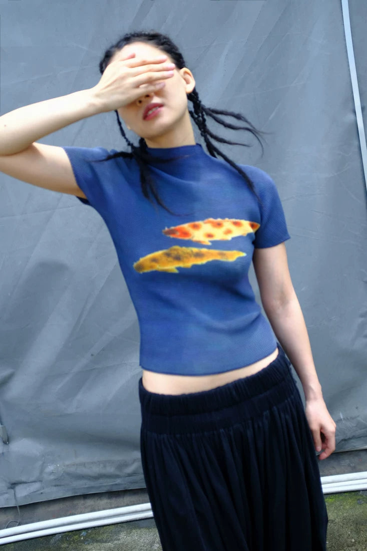 鲤影 (Li Ying) "The Shadow of a Carp" Waffle Pleated Tee