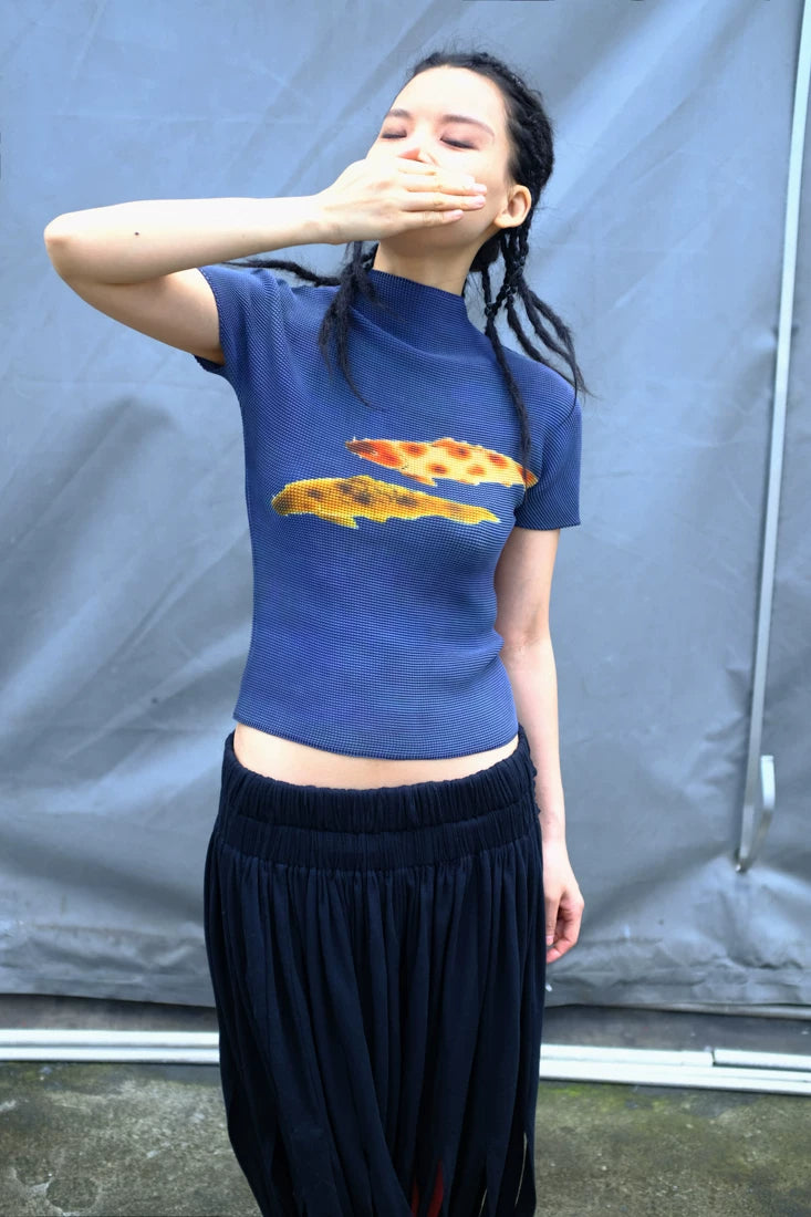 鲤影 (Li Ying) "The Shadow of a Carp" Waffle Pleated Tee