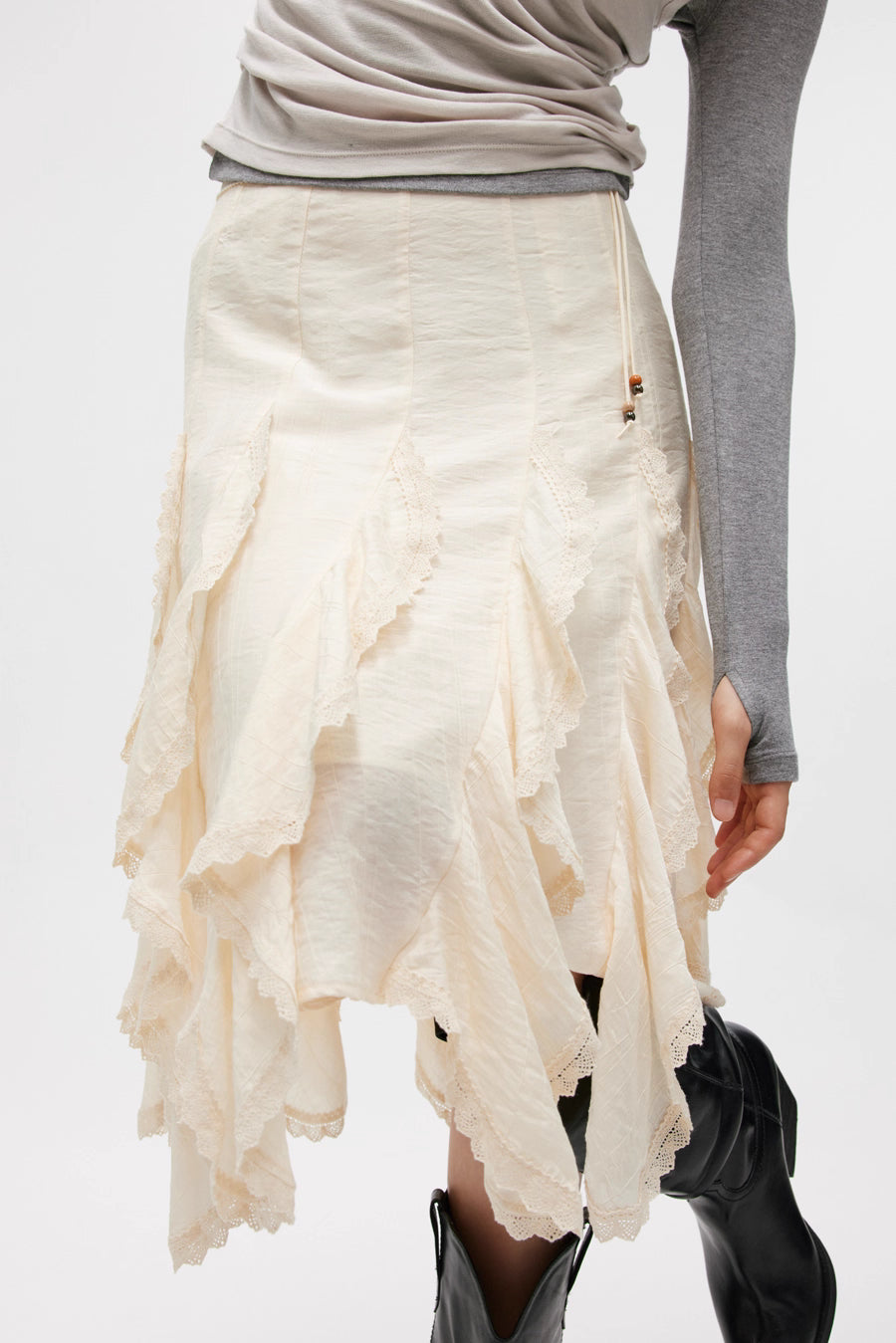 Asymmetric Fluid Flow Skirt