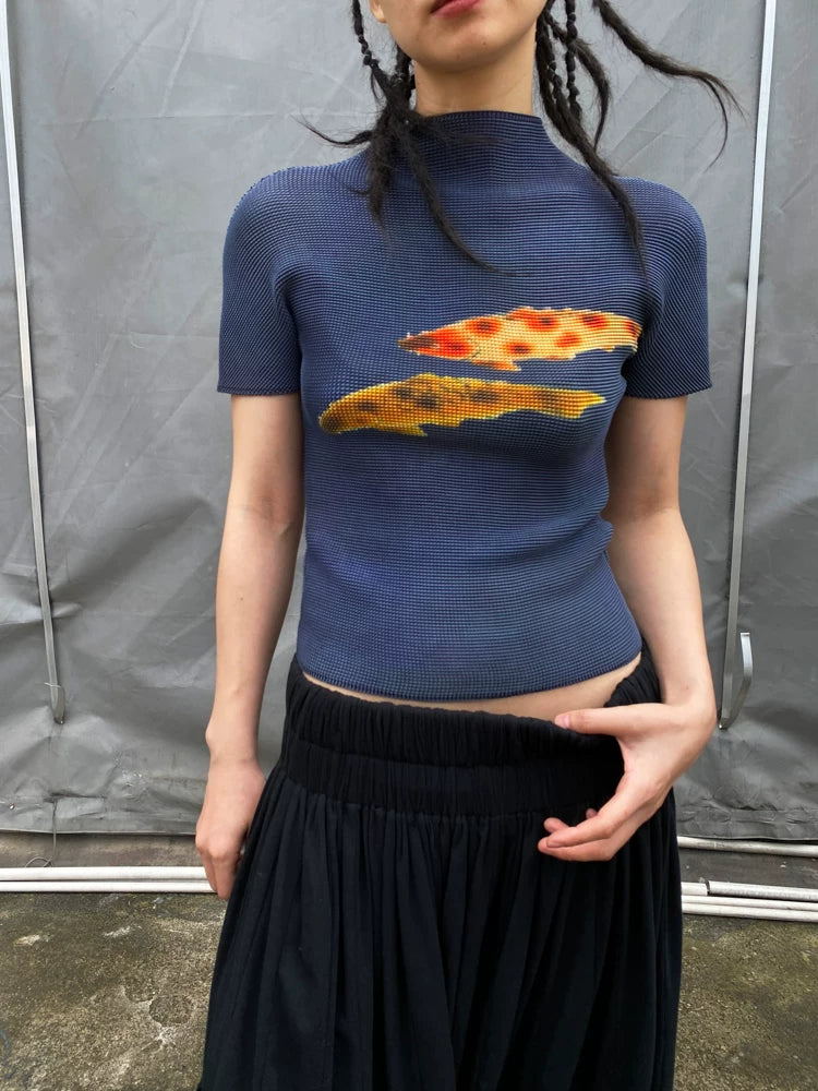 鲤影 (Li Ying) "The Shadow of a Carp" Waffle Pleated Tee